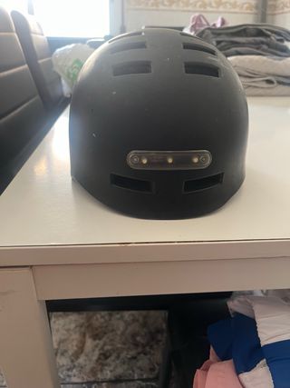 Casco patinete negro con luz