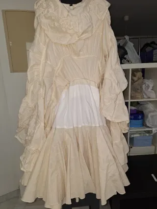 Traje gitana beige. T 12. 76 cm pecho 118 largo