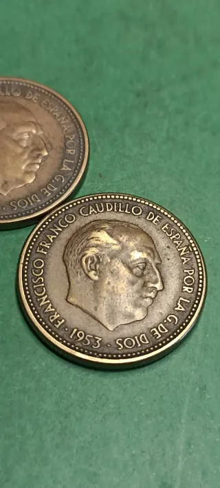 Monete rare di Franco. Lotto con due monete da 2,50 pesetas, anno 1953 stella *54 e *56.