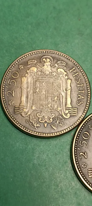 Monete rare di Franco. Lotto con due monete da 2,50 pesetas, anno 1953 stella *54 e *56.