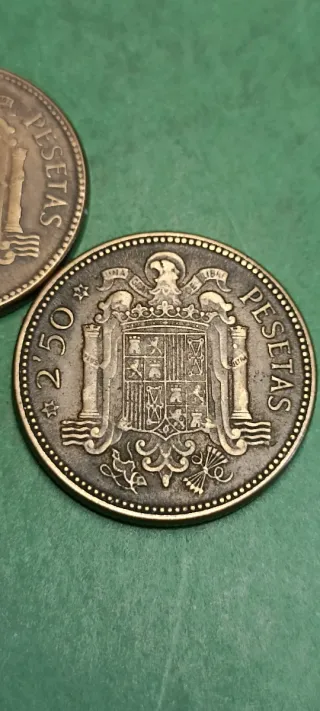 Monete rare di Franco. Lotto con due monete da 2,50 pesetas, anno 1953 stella *54 e *56.