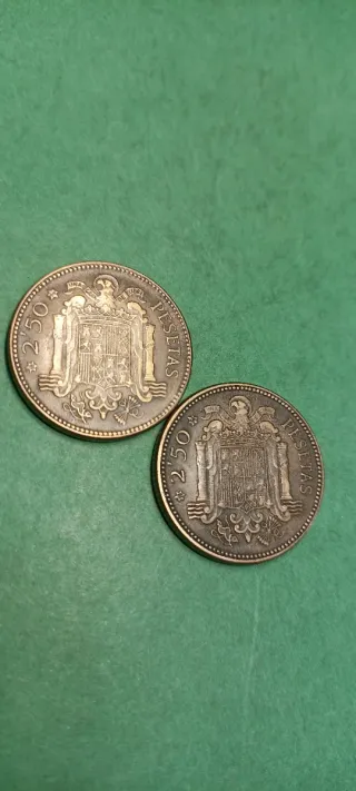 Monete rare di Franco. Lotto con due monete da 2,50 pesetas, anno 1953 stella *54 e *56.