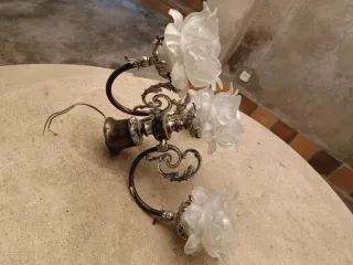 Lámpara antigua de pared floral