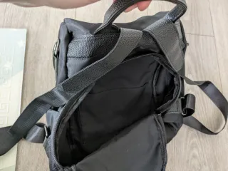 Mochila negra con llavero