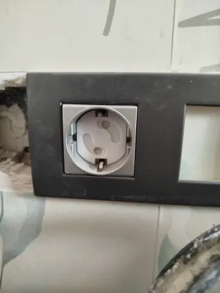 Mecanismos de luz,enchufe de usos varios,etc..