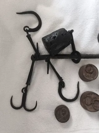 Balanza romana antigua con pesas