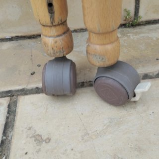 Cuna de madera con rueda
