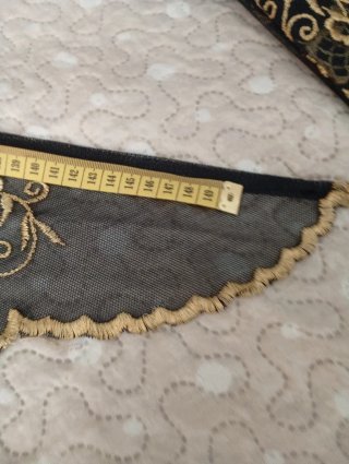 Manteleta y delantal fallera negro y dorado