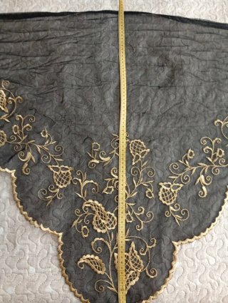 Manteleta y delantal fallera negro y dorado
