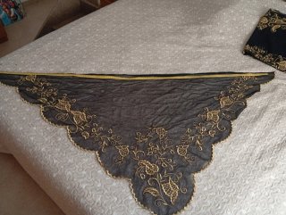 Manteleta y delantal fallera negro y dorado