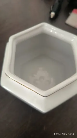 Cajita de porcelana decorativa con tapa dorada