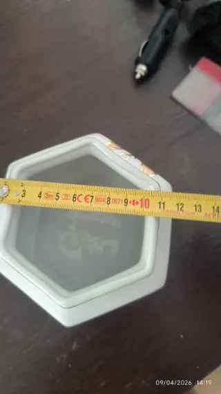 Cajita de porcelana decorativa con tapa dorada