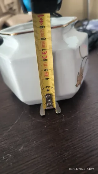 Cajita de porcelana decorativa con tapa dorada