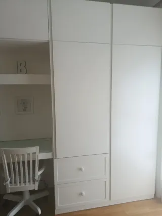 Armario modular con escritorio integrado.