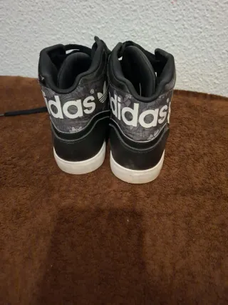 Botines Adidas Negros y Blancos