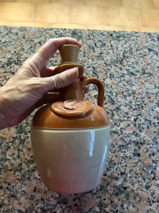 Jarra de cerámica beige y marrón