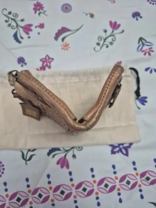 Cartera Biba tachuelas doradas y plateadas