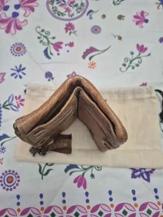 Cartera Biba tachuelas doradas y plateadas