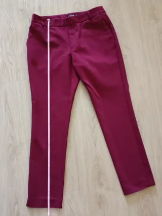 Pantalón granate Stradivarius