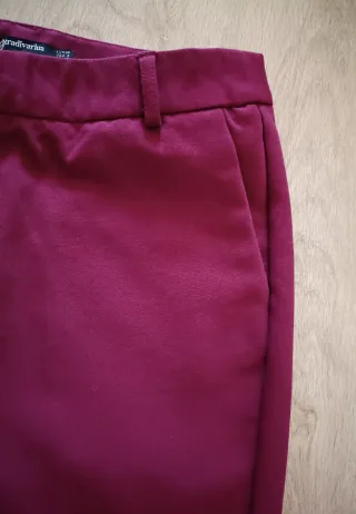 Pantalón granate Stradivarius