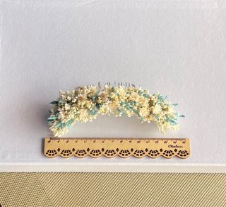 Tocado de flores preservadas