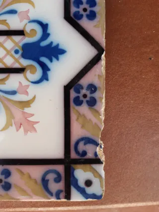 Azulejo antiguo decorado