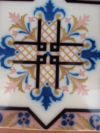 Azulejo antiguo decorado