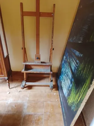Cómoda de madera provenzal con caballetes