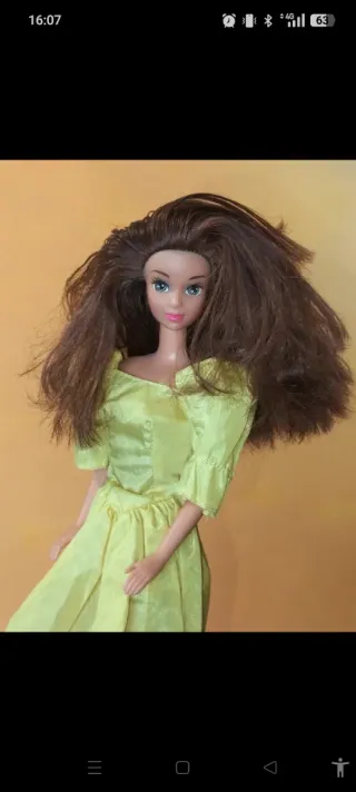 Bambola Barbie con vestito giallo