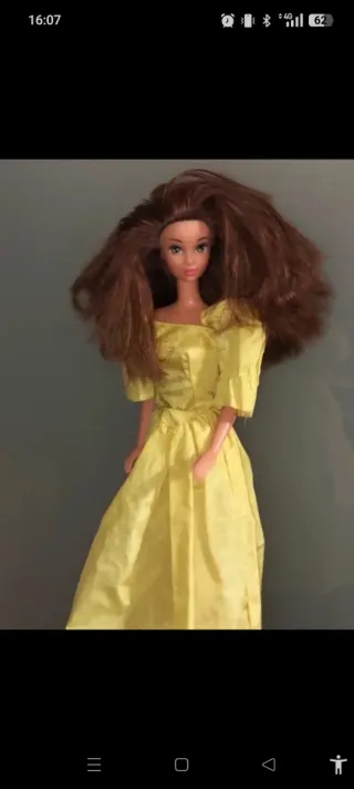 Bambola Barbie con vestito giallo