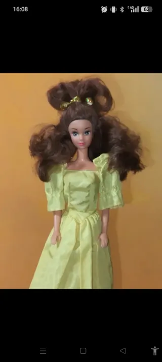 Bambola Barbie con vestito giallo