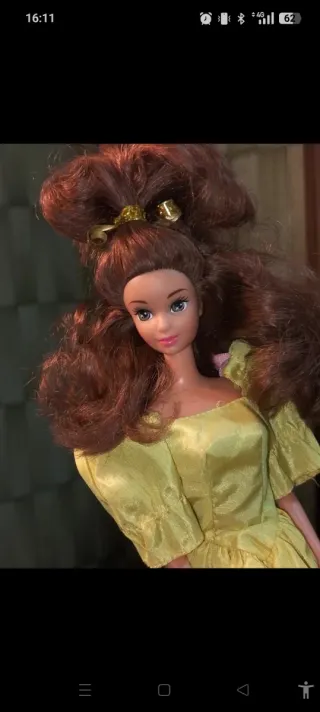 Bambola Barbie con vestito giallo