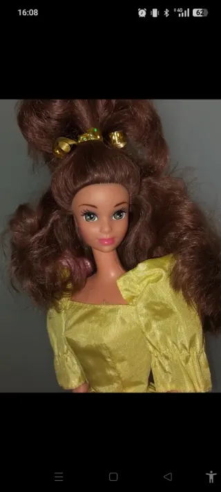 Bambola Barbie con vestito giallo