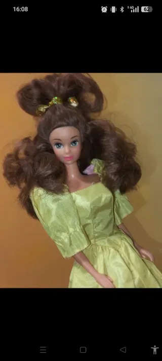 Bambola Barbie con vestito giallo