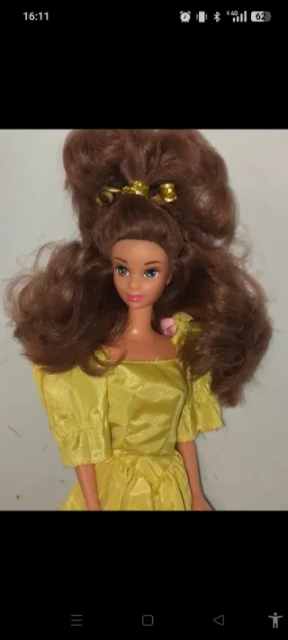 Bambola Barbie con vestito giallo