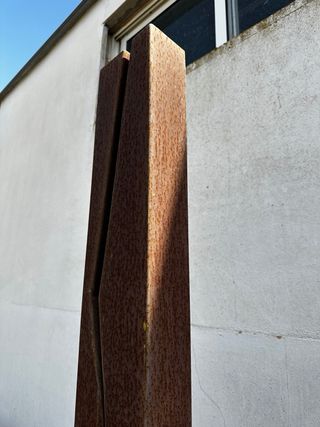 Escultura de metal oxidado