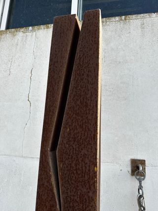 Escultura de metal oxidado