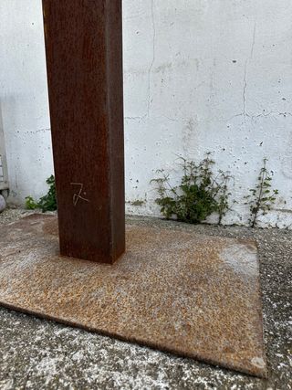 Escultura de metal oxidado