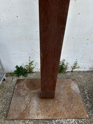 Escultura de metal oxidado