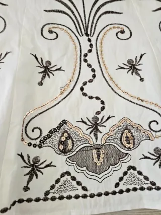 Falda blanca bordada talla 42 sin estrenar