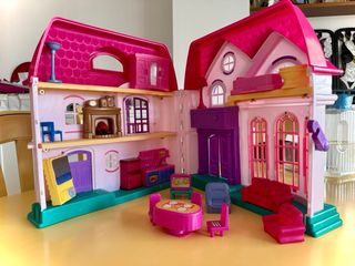 Casa de muñecas rosa