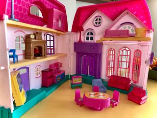 Casa de muñecas rosa
