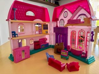 Casa de muñecas rosa