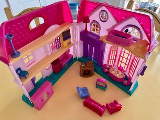 Casa de muñecas rosa