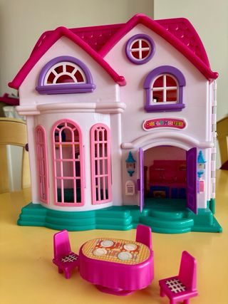 Casa de muñecas rosa