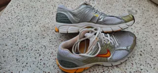 Zapatillas Nike plateadas y naranjas