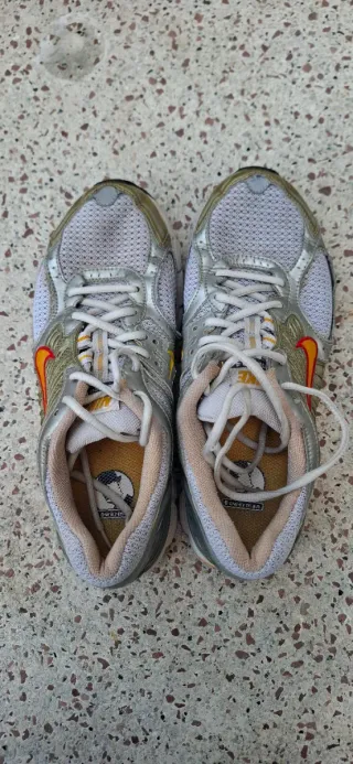 Zapatillas Nike plateadas y naranjas