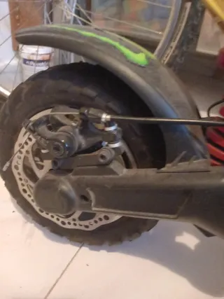 Patinete eléctrico amarillo y negro