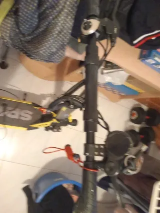 Patinete eléctrico amarillo y negro