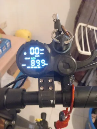 Patinete eléctrico amarillo y negro